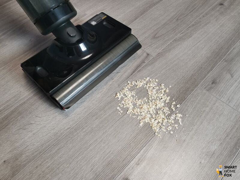 Уборка овсяных хлопьев на ламинате Deerma VX900W